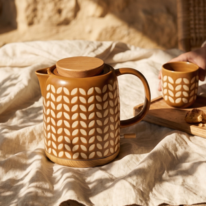 Chaleira Elétrica de Porcelana Elegance Marrom com Estampa de Folhas e Base de Madeira
