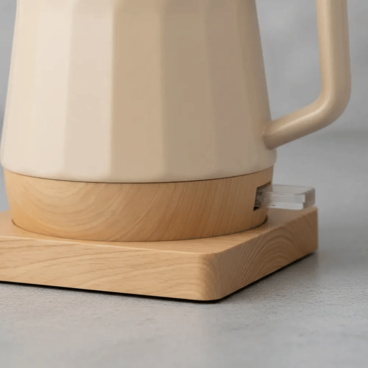 Chaleira Elétrica de Porcelana Elegance Nude Canelada com Detalhes e Base de Madeira 220V e 127V