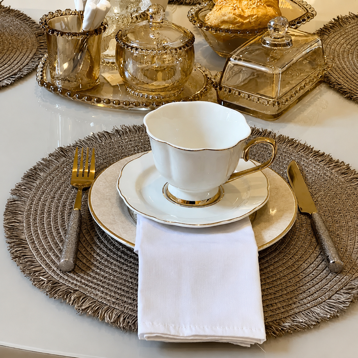 Jogo de 12 peças para chá Mon Charmant em new bone china com borda dourada 240ml branco