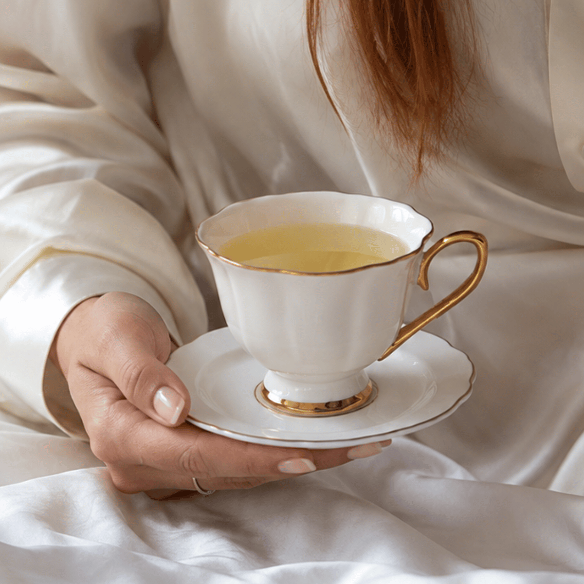 Jogo de 12 peças para chá Mon Charmant em new bone china com borda dourada 240ml branco