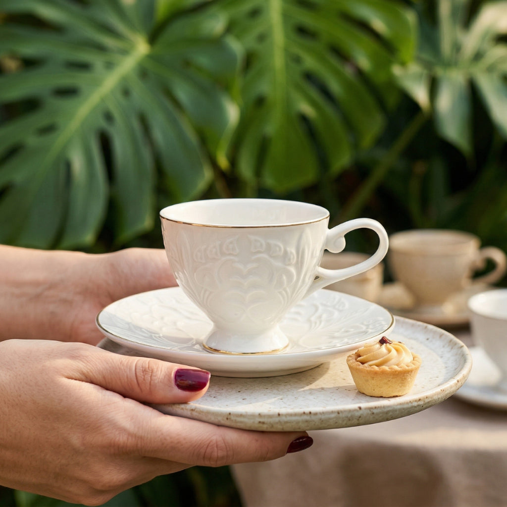 Jogo de 6 Xícaras com Pires para Café Scarlet em New Bone China 90ml Branco e Dourado