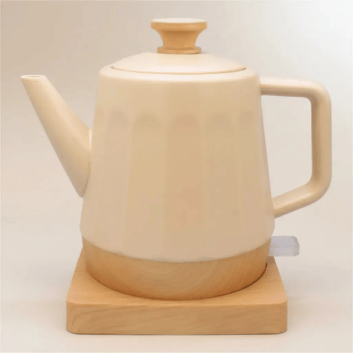 Chaleira Elétrica de Porcelana Elegance Nude Canelada com Detalhes e Base de Madeira 220V e 127V
