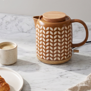 Chaleira Elétrica de Porcelana Elegance Marrom com Estampa de Folhas e Base de Madeira