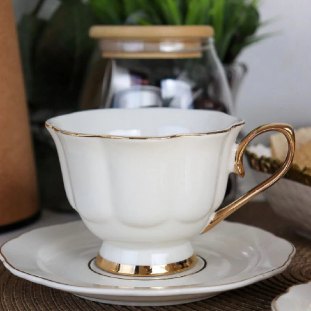 Jogo de 12 peças para chá Mon Charmant em new bone china com borda dourada 240ml branco